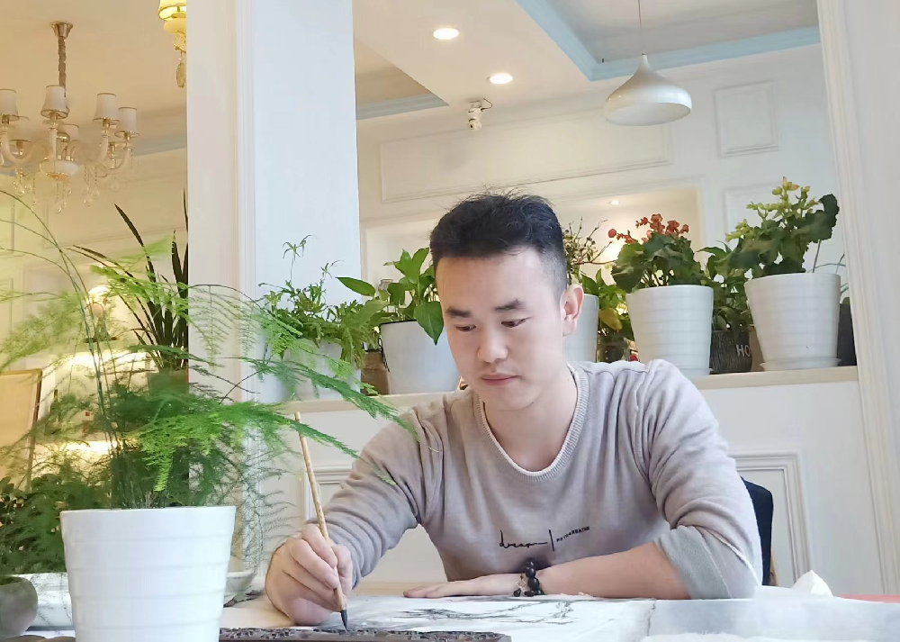 張濤（國瓷紅葉畫院研究員）