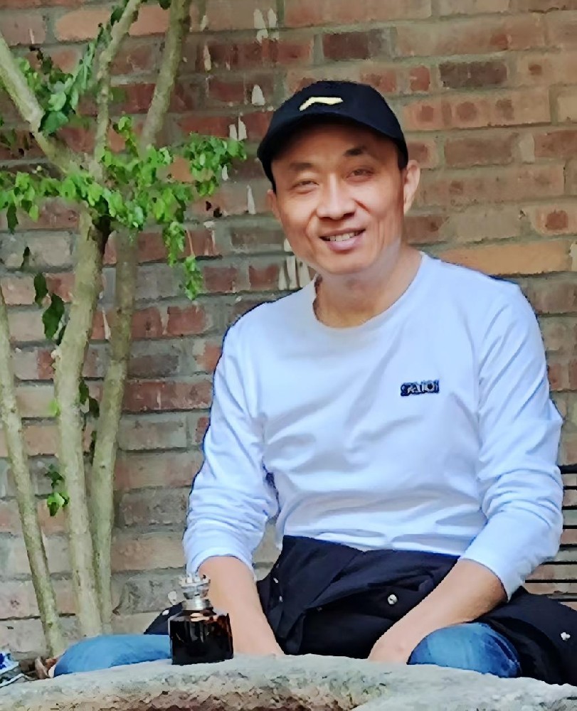 應(yīng)鎮(zhèn)文（國瓷紅葉畫院研究員）